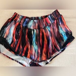 Lululemon size 6 Hotty Hot low rise lined 2.5” short